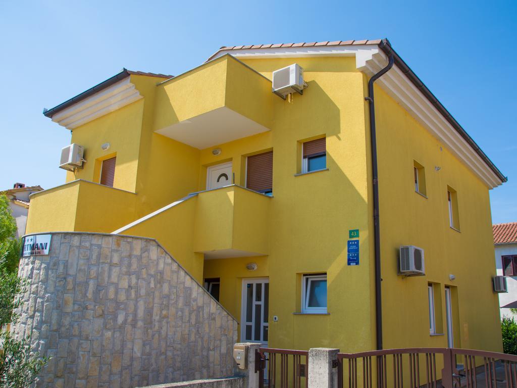 Apartments Manuela Пула Екстериор снимка